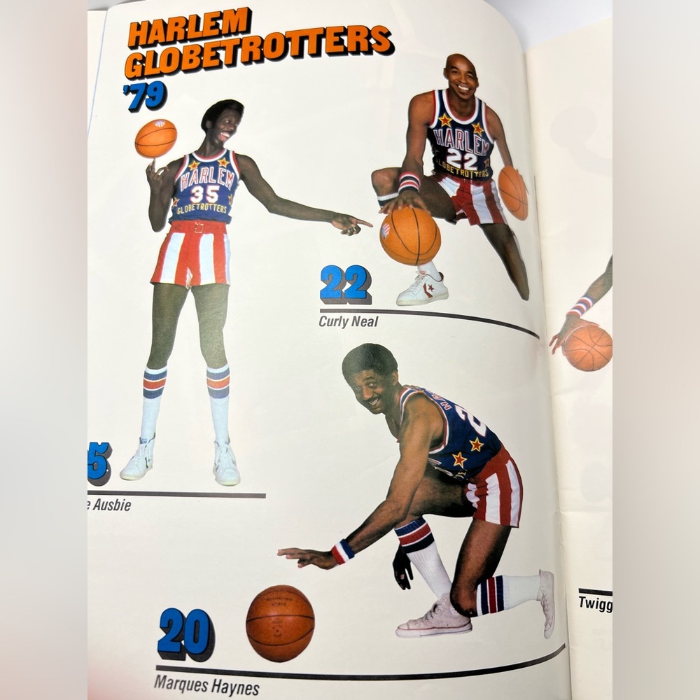 Harlem Globetrotters Program With Bold Colors - image 5